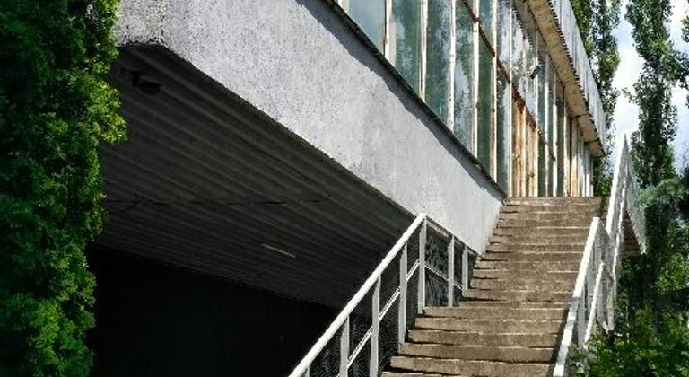 Стеклянное здание с лестницей