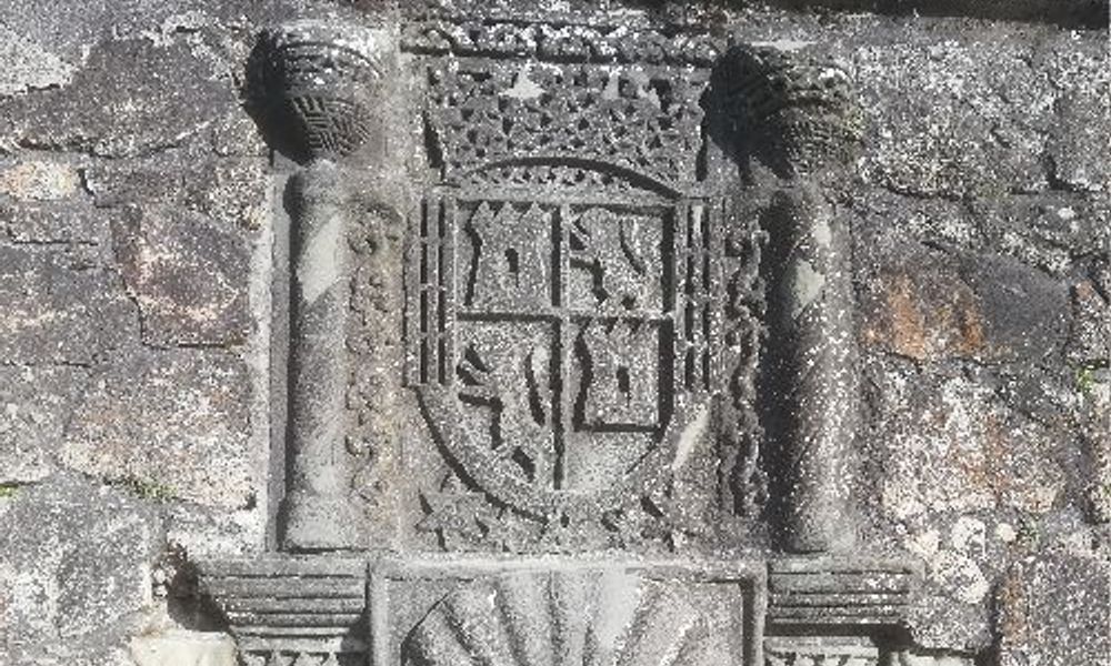 Playa muro inscripcion grabado