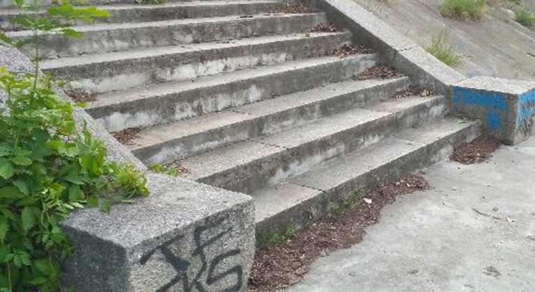 Ступеньки к воде