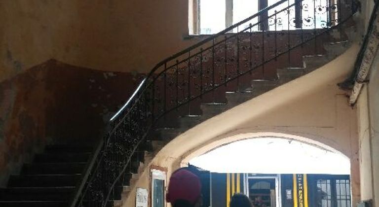 Декоративная лестница в переулке