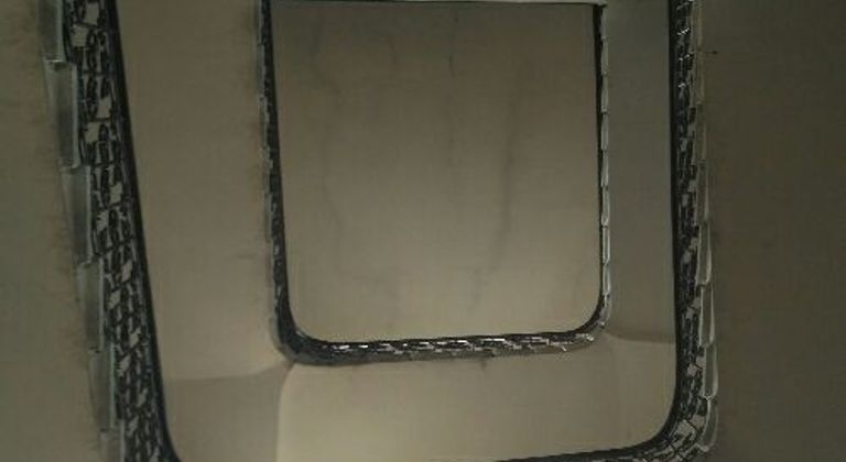 Декоративная лестница в переулке