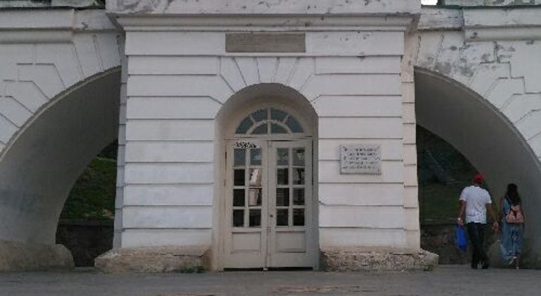 Белое декоративное строение