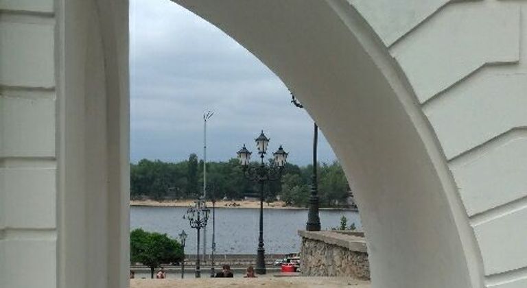 Белое декоративное строение