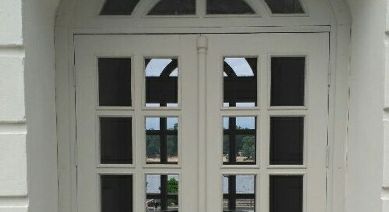 Белое декоративное строение