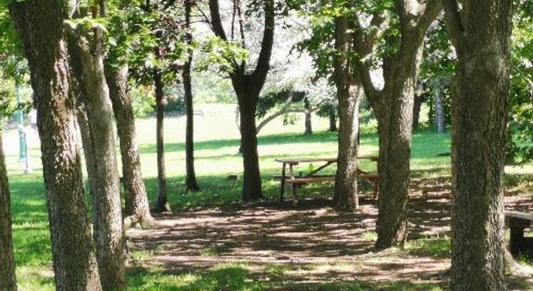 Parc à côté pont chemin de fer laval
