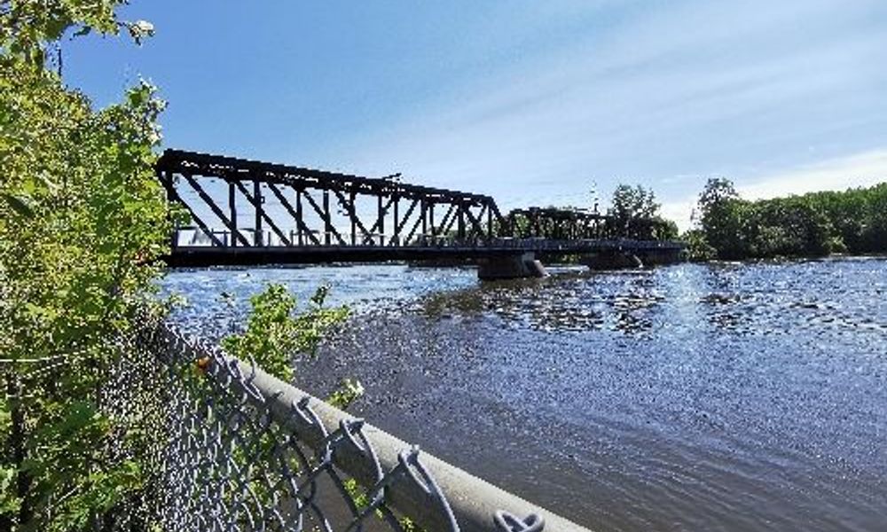 Parc à côté pont chemin de fer laval