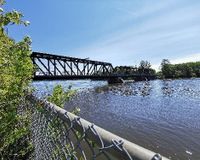 Parc à côté pont chemin de fer laval 2
