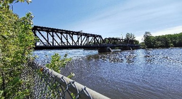 Parc à côté pont chemin de fer laval