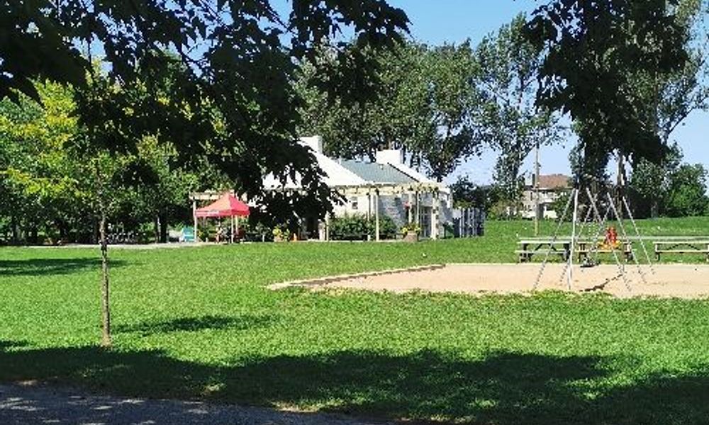 Parc à côté pont chemin de fer laval