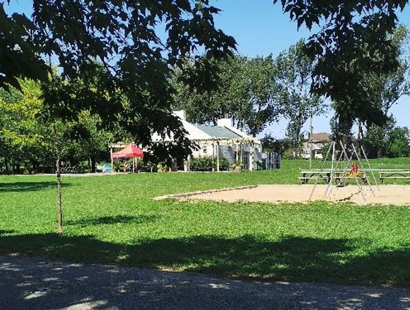 Parc à côté pont chemin de fer laval 3