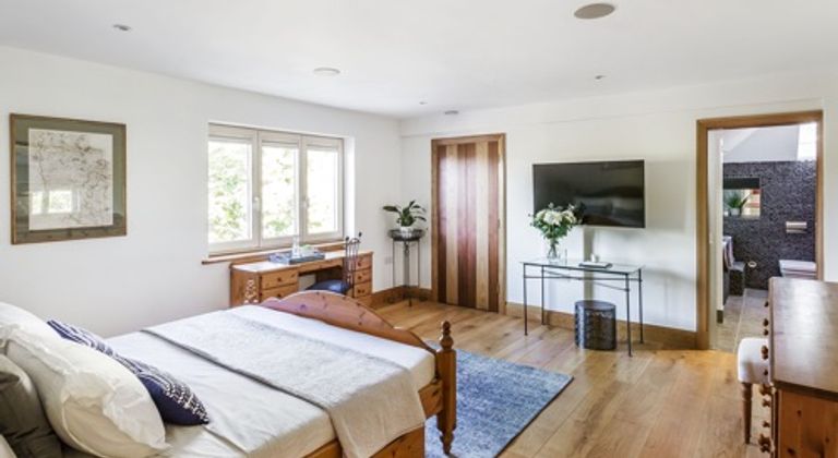 Eco location house indoor pool Woking 24 mins London,