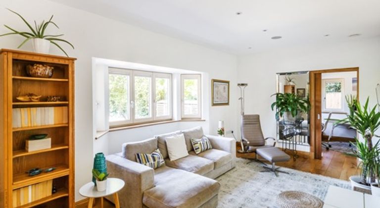 Eco location house indoor pool Woking 24 mins London,