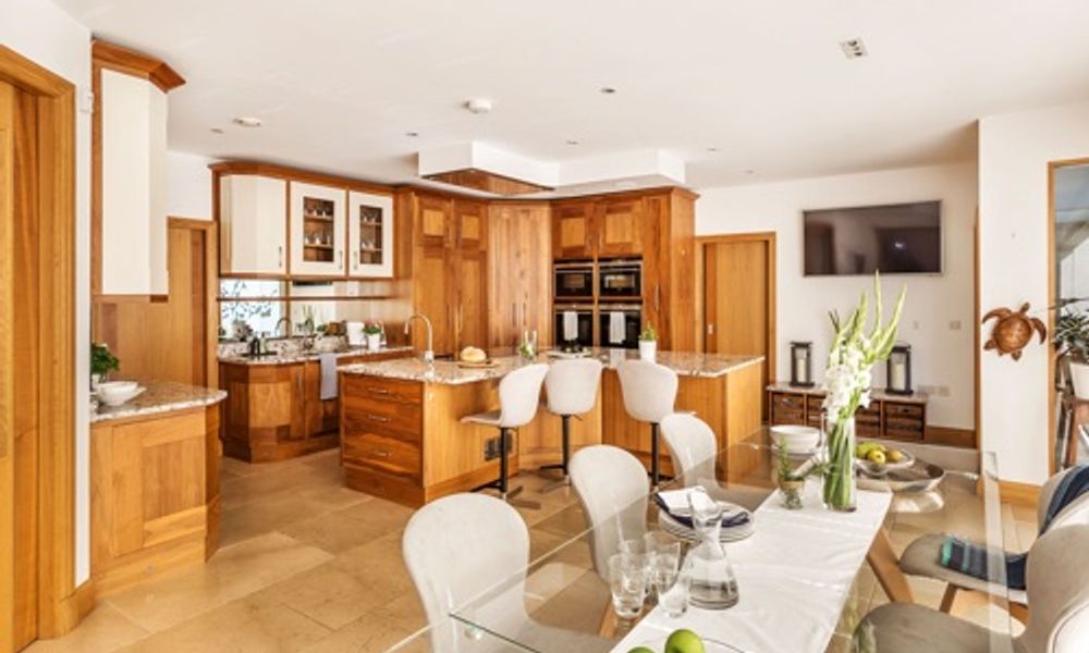 Eco location house indoor pool Woking 24 mins London,