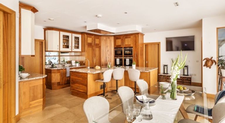 Eco location house indoor pool Woking 24 mins London,