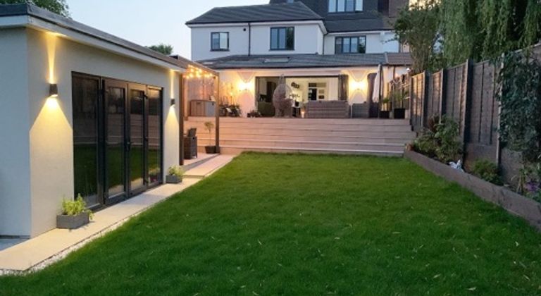 Modern 1930’s  family house Large patio and garden