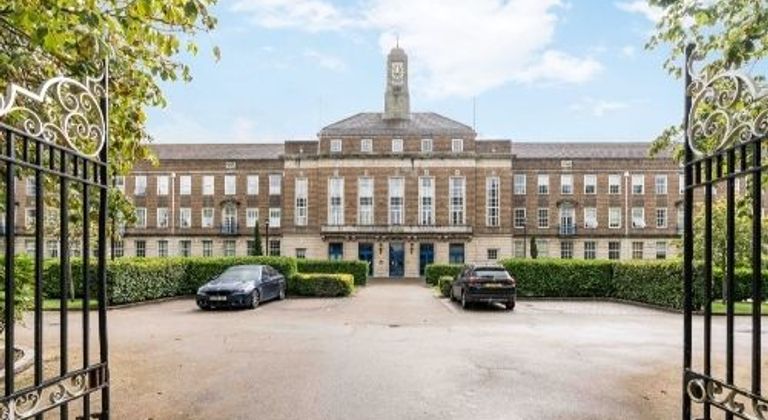 Luxurious high ceilinged flat london