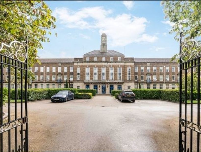 Luxurious high ceilinged flat london 2