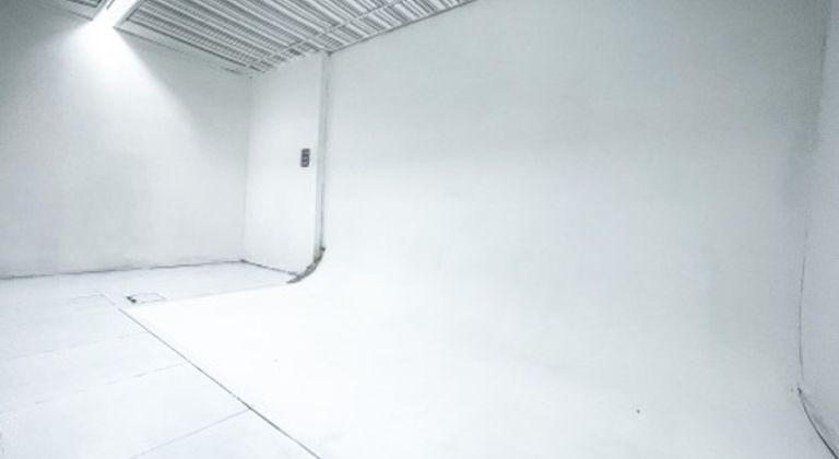 WHITE STUDIO